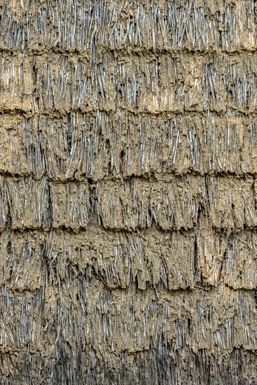 Filling in the compartment made of loam and straw in a half-timbered building