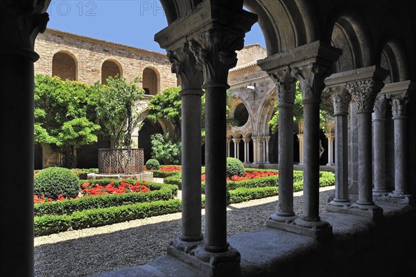 Cloister and well at the Fontfroide Abbey