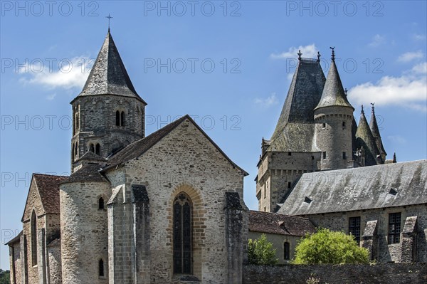 The church L'eglise Saint-Pierre-es-Liens and the Chateau de Jumilhac
