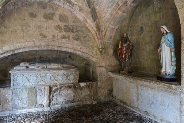 Sarcophagus in cloister of Cathedrale Sainte-Marie