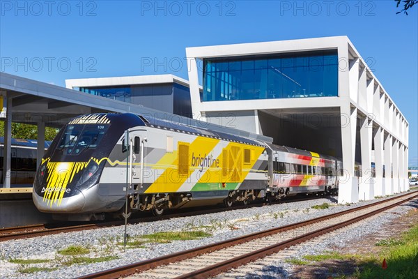 A train of the private railway Brightline Schnellzug Bahn in the station West Palm Beach