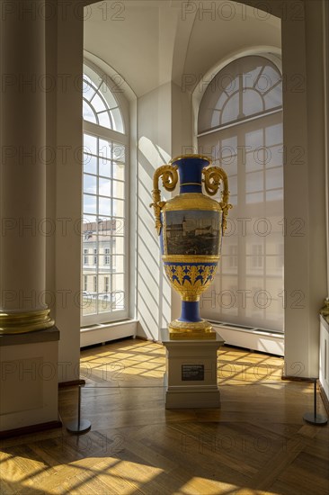 State vases in the upper round hall