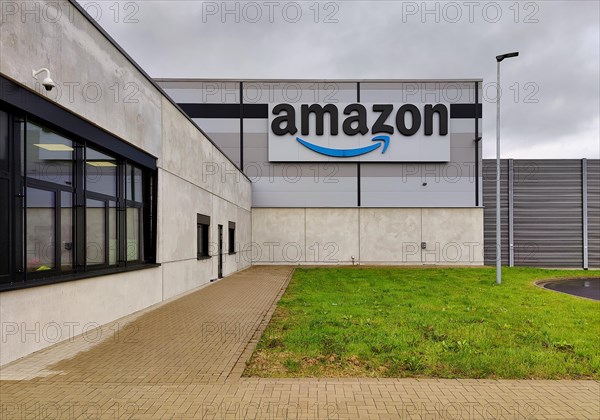 Amazon sorting centre DTM9 equipped with Amazon Robotics technology