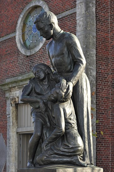 Statue in front of church at Tremelo