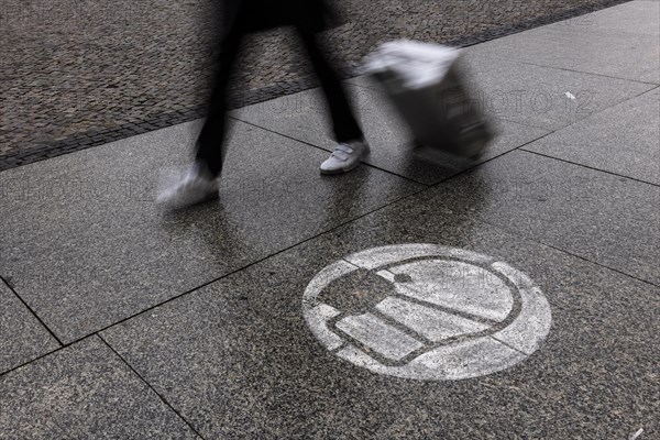 A pictogram indicating the wearing of a mask is shown on the footpath