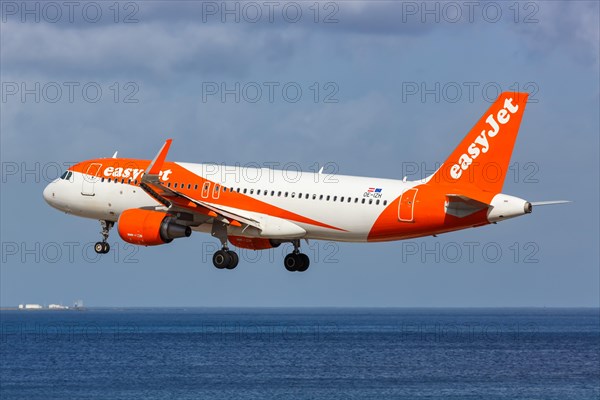 An EasyJet Airbus A320 aircraft with registration OE-IZH at Lanzarote Airport