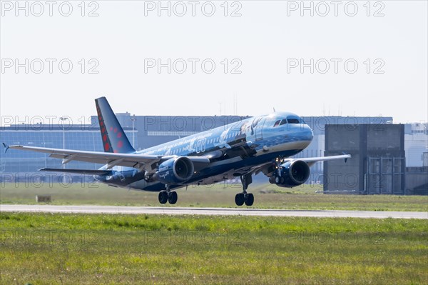 Airbus A320-214 in Magritte livery