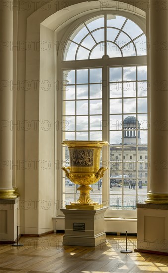 State vases in the upper round hall