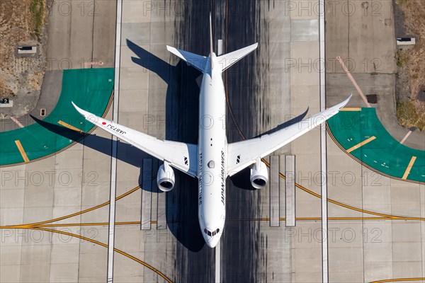 A Japan Airlines Boeing 787-9 Dreamliner aircraft with registration number JA873J at Los Angeles Airport