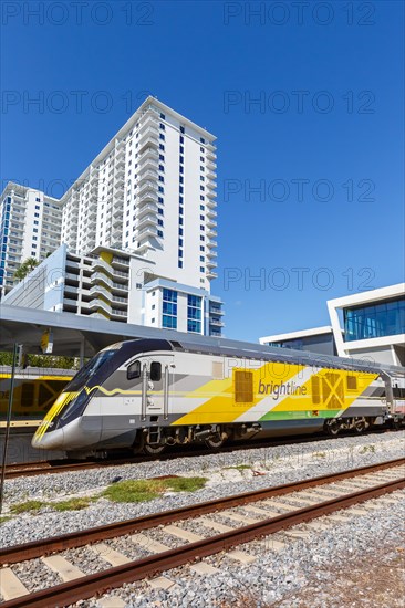 A train of the private railway Brightline Schnellzug Bahn in the station West Palm Beach