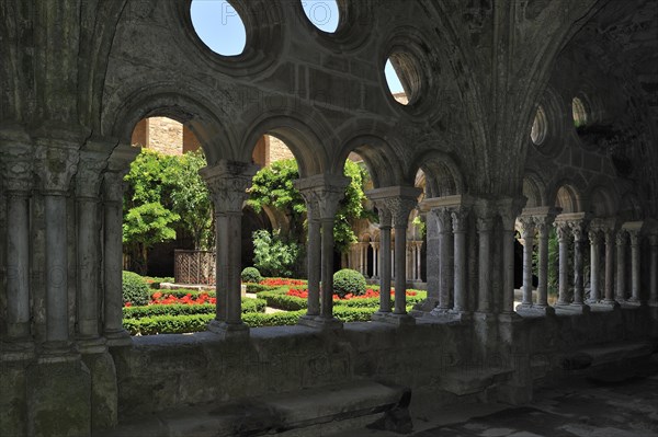 Cloister and well at the Fontfroide Abbey