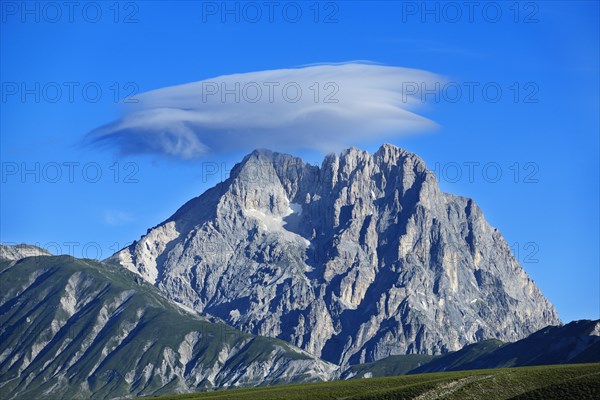 Above the summit of Gran Sasso at the end of Campo Imperatore towers a cloud of foehn