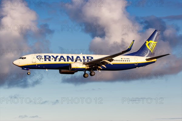 A Ryanair Boeing 737-800 aircraft with registration EI-DWG at Lanzarote Airport