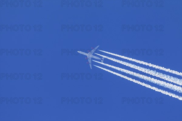 Engine exhaust contrails