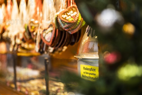 A sign indicating that masks are compulsory stands out at the Christmas market on Alexanderplatz in Berlin