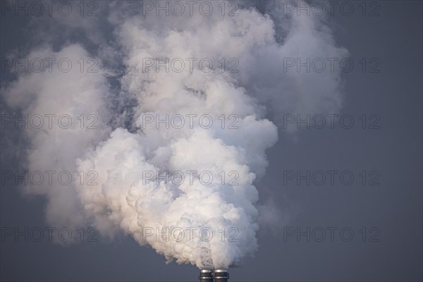 The chimney of the Reuter West cogeneration plant stands out in Berlin