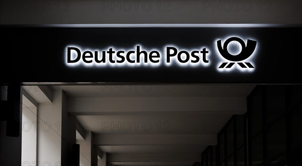 The lettering of the Deutsche Post company at its location in Berlin. 04.02.2022.