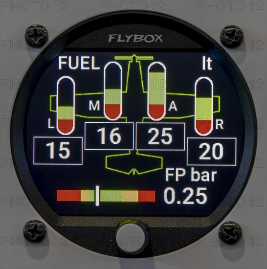 Digital cockpit device for the instrument panel in the pilot's cabin