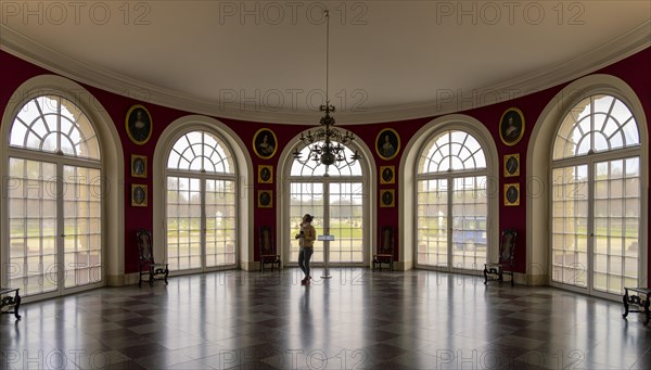 Window front in the lower oval hall