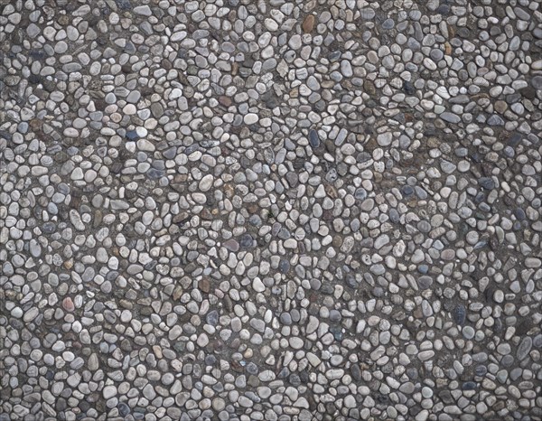 Concrete and pebble tiles floor