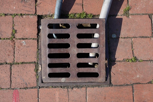 Manhole cover with water hoses
