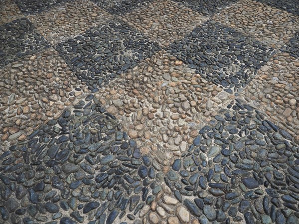 Concrete and pebble tiles floor