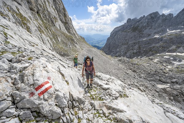 Mountaineers climbing the Hochkoenig