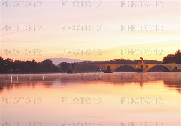 Pont St.-Benetzet at sunrise