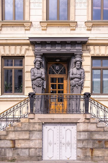 Main entrance and front door of the historic Thamska Huset at Norra Hamngatan 6