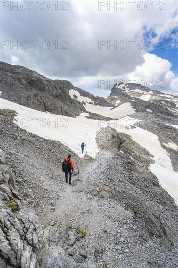 Mountaineers climbing the Hochkoenig