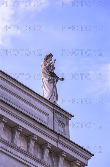 Sculpture on the roof of the Stora Teatern