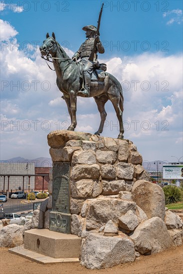 Equestrian statue commemorating the fallen in front of the old fortress
