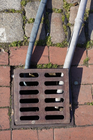 Manhole cover with water hoses