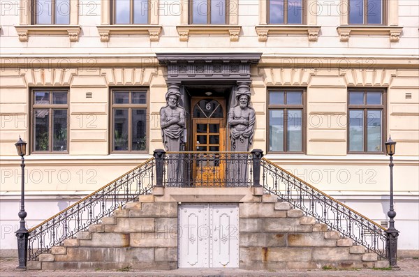 Main entrance and front door of the historic Thamska Huset at Norra Hamngatan 6