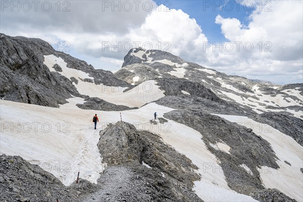 Mountaineers climbing the Hochkoenig