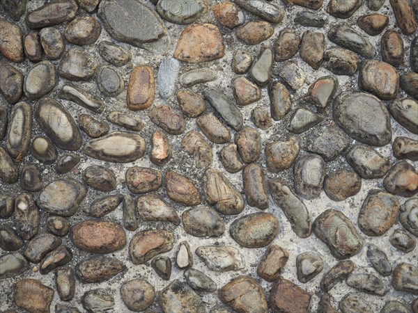 Concrete and pebble tiles floor