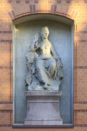 Statue of a half-naked woman behind the former sulphur bathhouse