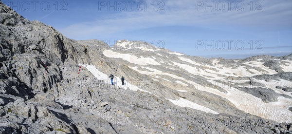 Mountaineers climbing the Hochkoenig