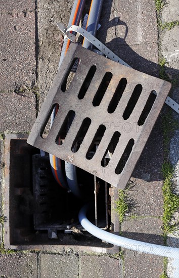 Manhole cover with water hoses