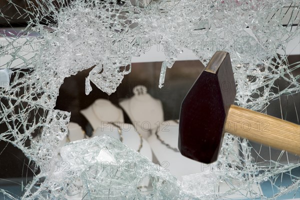 Pane Burglary Jeweller Theft with Hammer