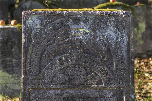 Jewish symbols on a gravestone