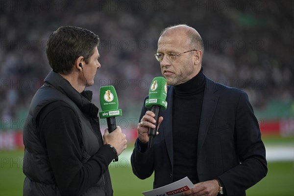 Sports presenter Patrick Wasserziehr in interview Microphone Logo Coach Coach Oliver Glasner Eintracht Frankfurt SGE SKY