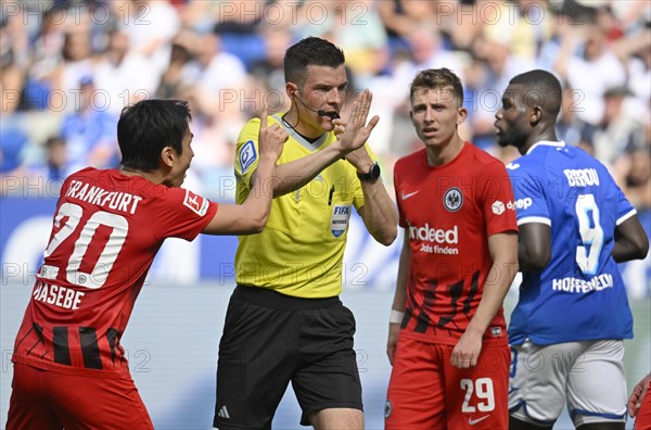 Referee Harm Osmers in conversation Discussion with Makoto Hasebe Eintracht Frankfurt SGE