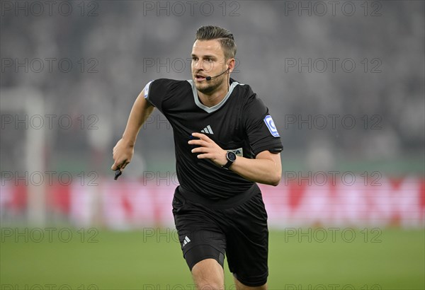 Referee Daniel Schlager Action