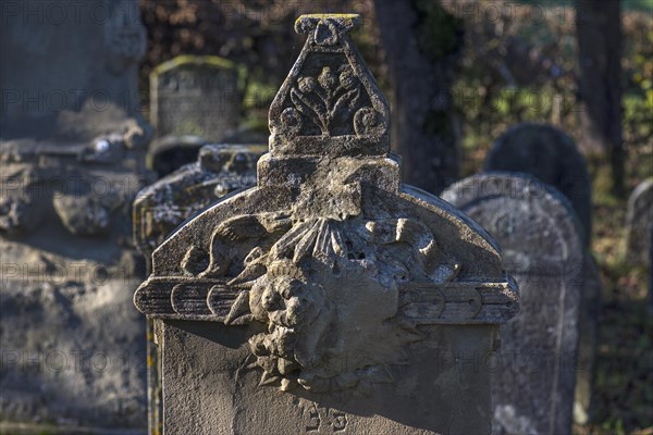 Jewish symbols on a gravestone