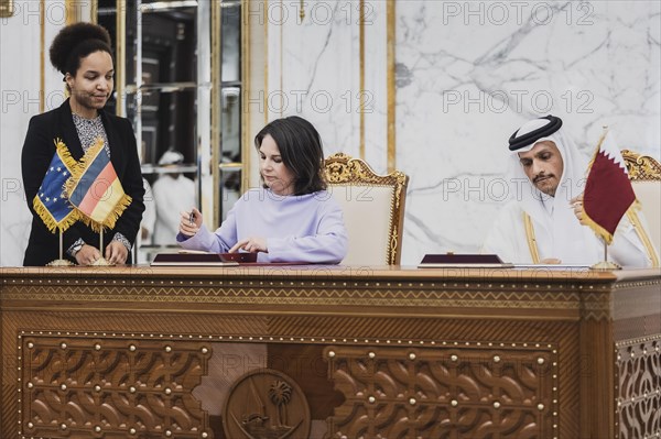 (L-R) Annalena Baerbock (Buendnis 90 Die Gruenen), Federal Minister for Foreign Affairs, pictured signing a Memorandum of Understanding with Sheikh Mohammed bin Abdulrahman bin Jassim Al Thani, Prime Minister and Minister of Foreign Affairs of Qatar, in Doha, 17.05.2023. Baerbock is travelling on her three-day trip to Saudi Arabia and to Qatar., Doha, Qatar, Asia