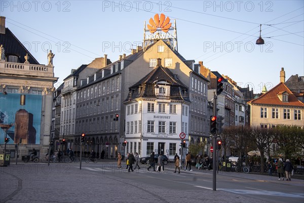 Building with the lettering Huawei and the associated corporate logo