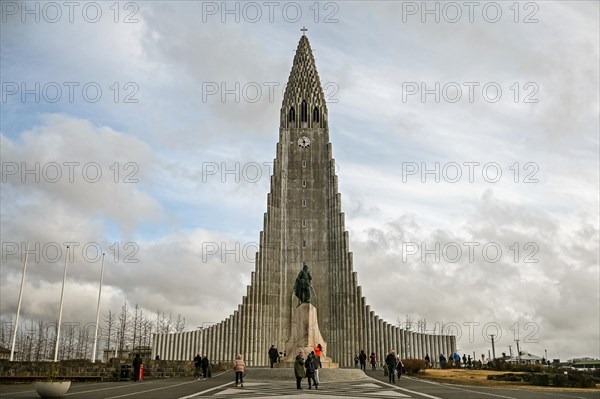 Hallkrimskirche and statue of Leif Eriksson in Reykjavik