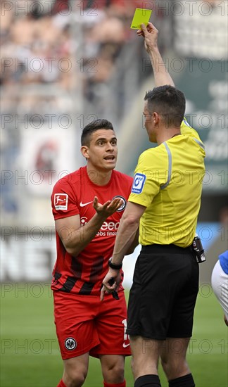 Referee Harm Osmers shows Rafael Borre Eintracht Frankfurt SGE