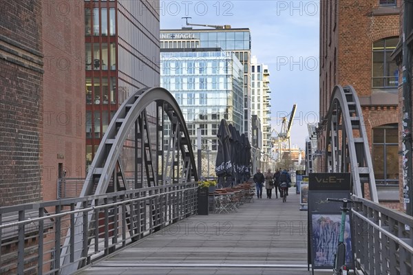 The Kibbelsteg Bridge over the Zollkanal between the Old Town and Hamburg's Speicherstadt. Hafencity office buildings in the background.